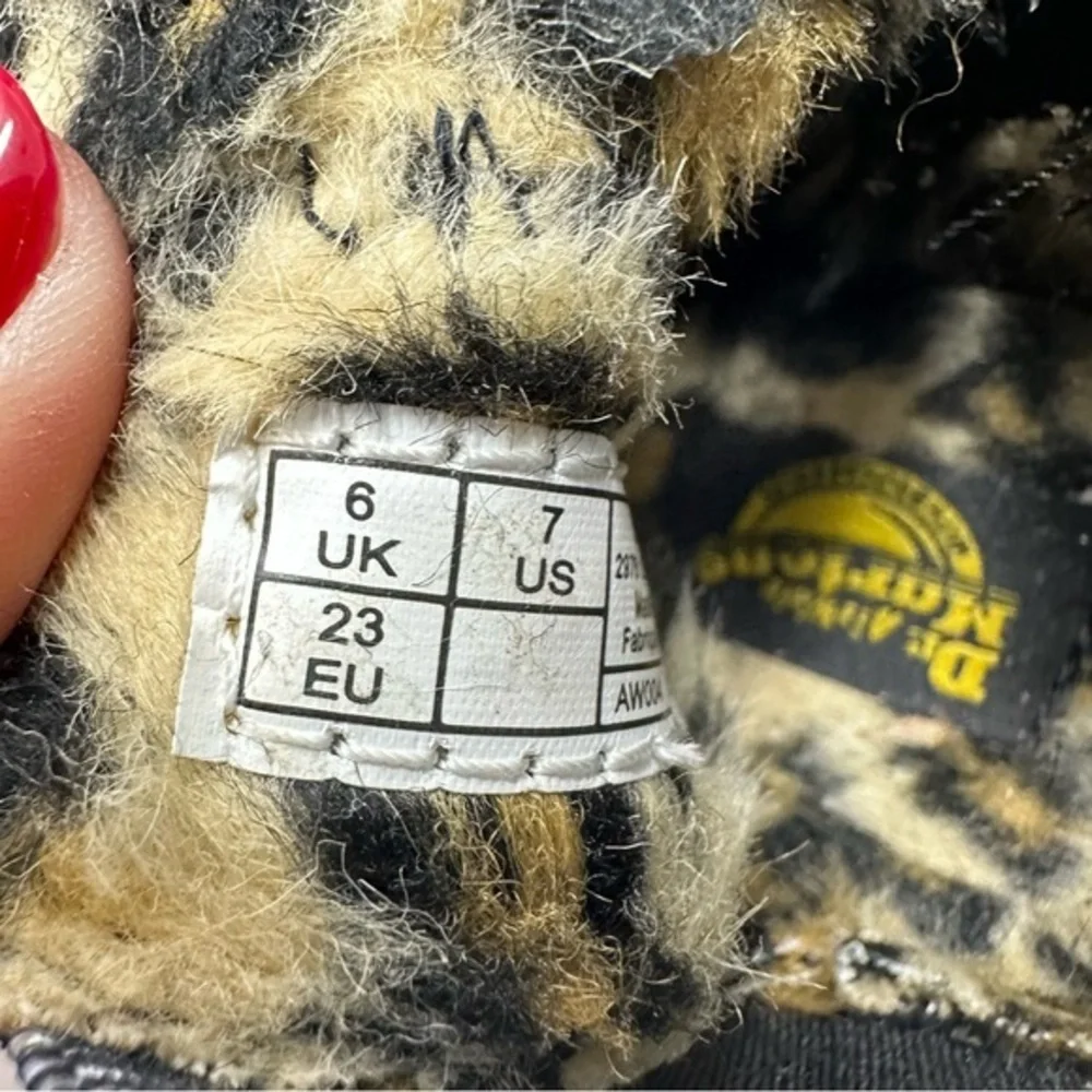 Dr. Martens Chelsea Boots Girls 7 Black Leopard Faux Fur Lined‎ Leonore